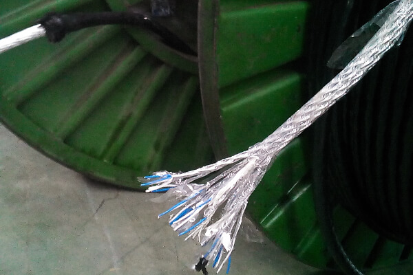 Feuilles d'aluminium pour le blindage des câbles