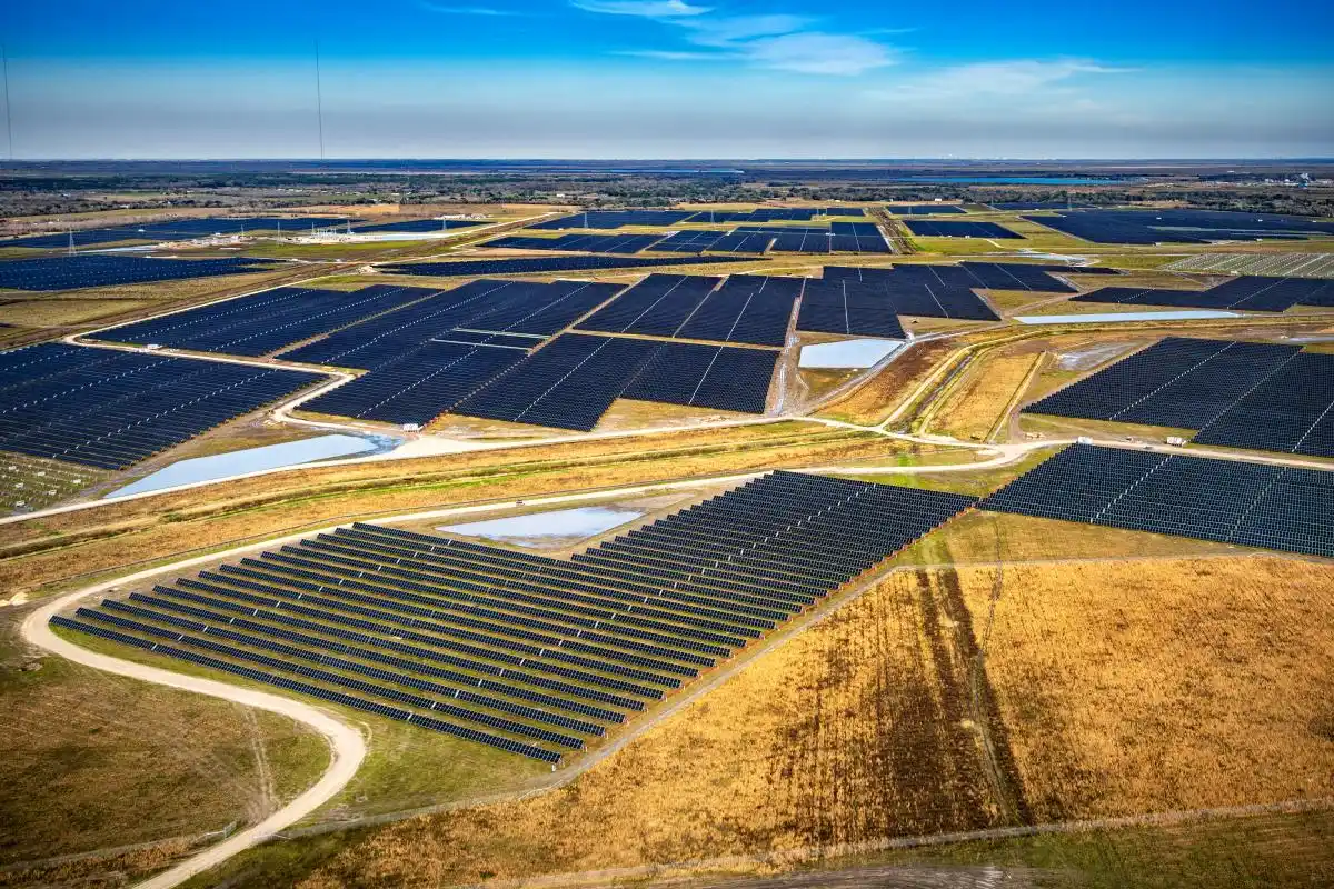 Centrale photovoltaïque à grande échelle dans le désert