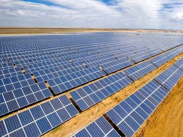 Grande centrale photovoltaïque dans le désert