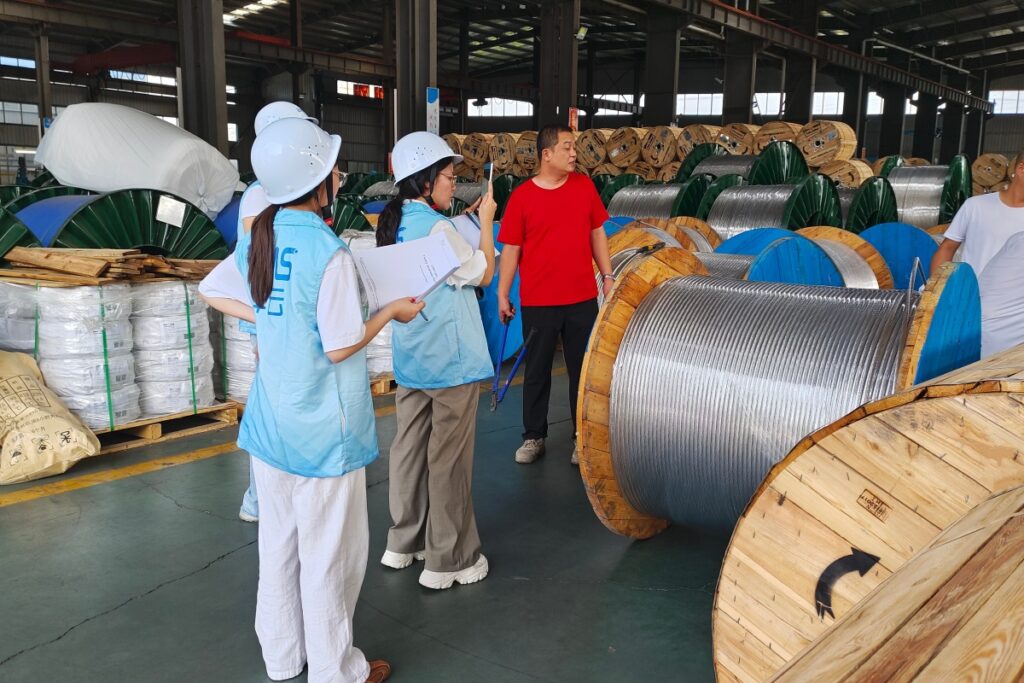 Inspection des produits par le personnel de ZMS CABLE dans l’usine.